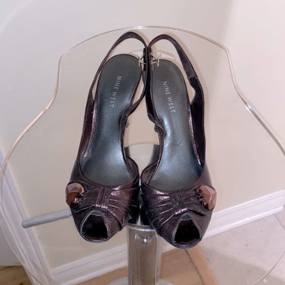 Nine West sling back high heels in a bronze shade w/  a heart 🤎